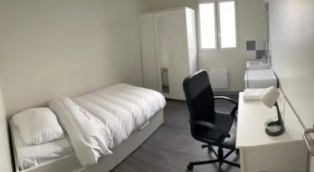 CH-1 Chambre toute équipée avec télévision, Забронировать Отель Сент-Этьен Луара, рядом с School of Mines of Saint-Etienne