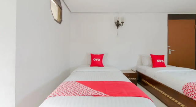 Deluxe Twin room OYO 1996 Koneng Hotel