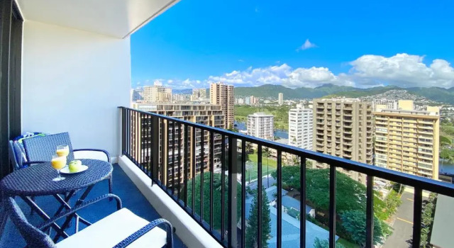 Апартаменты 18th Floor with Mountain Views - Close to Beach - WiFi, Parking