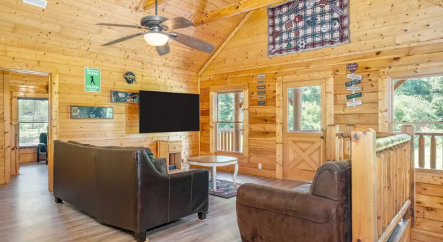 Brookshore by Avantstay Relaxing Backyard Creek, 10mins From Pigeon Forge