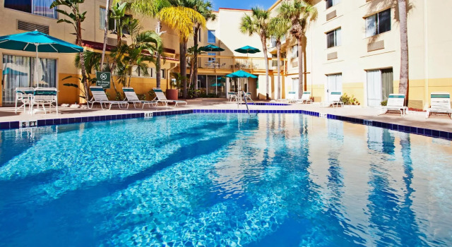 Кровать в общем номере La Quinta by Wyndham St. Pete-Clearwater Airport