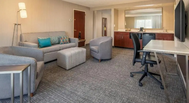 Двухместный люкс c 1 комнатой Courtyard by Marriott Seattle Sea-Tac Area