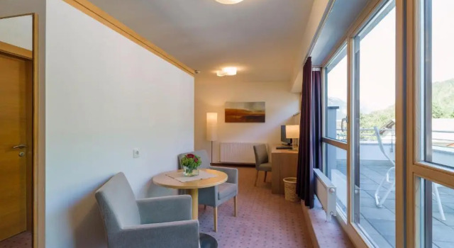 Полулюкс с балконом Quality Hosts Arlberg - Hotel Goldenes Kreuz B&B - Sommerkarte Premium inklusive