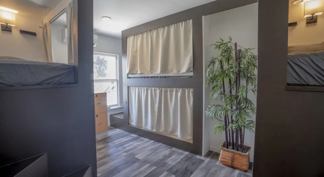Кровать в общем номере Burlington Hostel