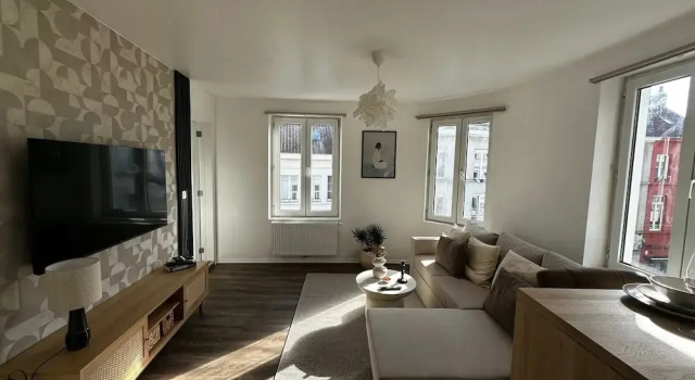 Modern 1BR plus LR Apt Near Gravensteen, Забронировать Отель Гент Leiestreek, рядом с Graffiti Street