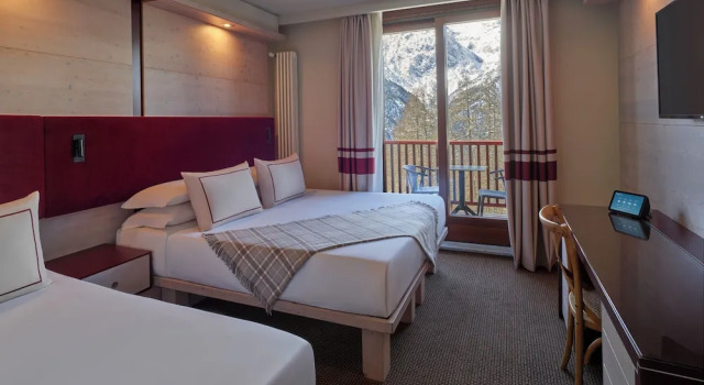 Трёхместный номер Classic с балконом и с видом на горы Hotel Sansicario Majestic