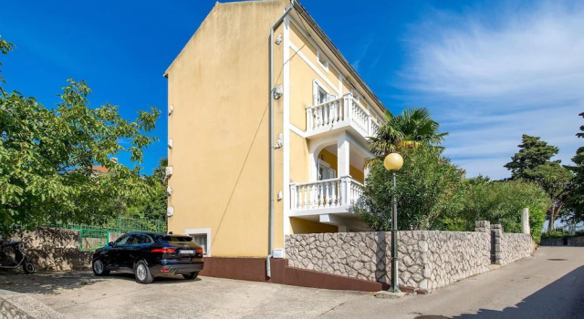 Beautiful Apartment in Omisalj With Wifi, Prenota Appartamento Hotel a Isole Quarnerine con parcheggio, Parcheggio