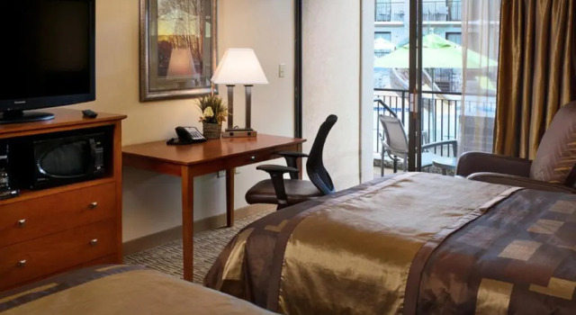 Четырёхместный номер Standard с видом на бассейн Wyndham Bloomington - Mall of America