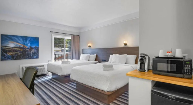 Standart dört kişilik oda Northwinds Hotel Canmore