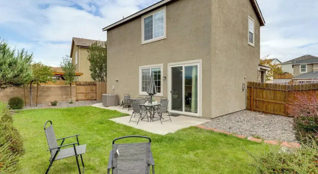 Коттедж 6 Mi to Dtwn Reno: Mtn-view Retreat w/ Fireplace!