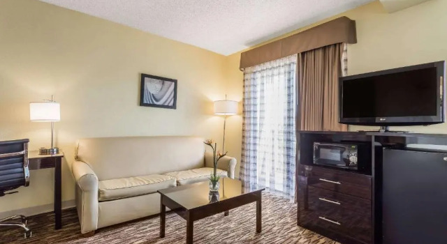 Люкс с балконом Boca Suites Deerfield Beach; SureStay Collection by BW