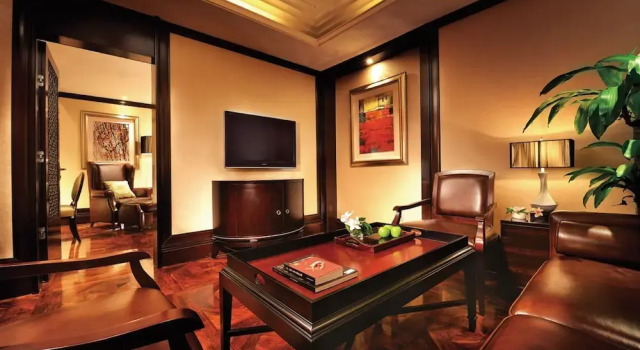 Люкс с красивым видом из окна Han's Royal Garden Hotel