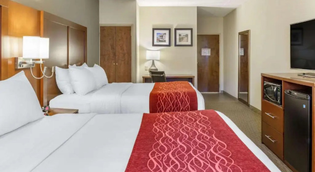 Четырёхместный номер Standard с видом на бассейн Comfort Inn Lancaster at Rockvale