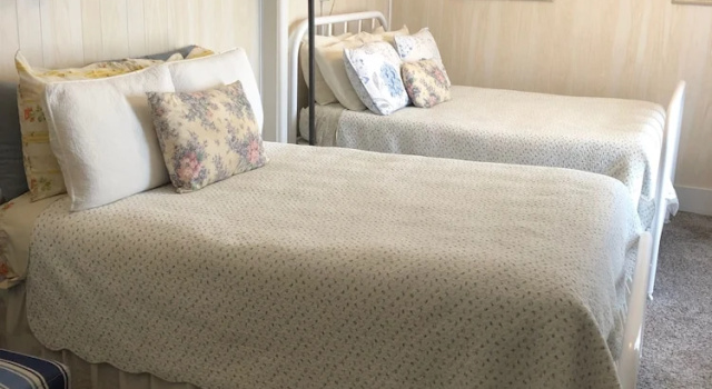 Четырёхместный номер Standard Hickory House Inn