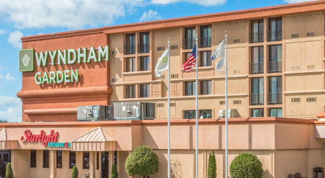 Кровать в общем номере Wyndham Garden Hotel Newark Airport