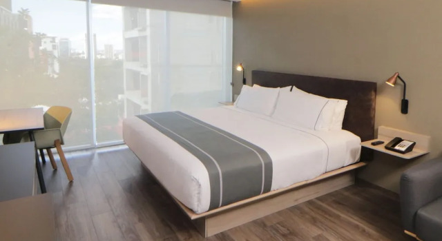 Люкс c 1 комнатой с балконом City Express Plus by Marriott Guadalajara Providencia