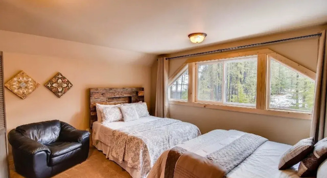 Elk Run Chalet, Rezerwuj Chalet Hotele w Ronald z parkingiem, Parking