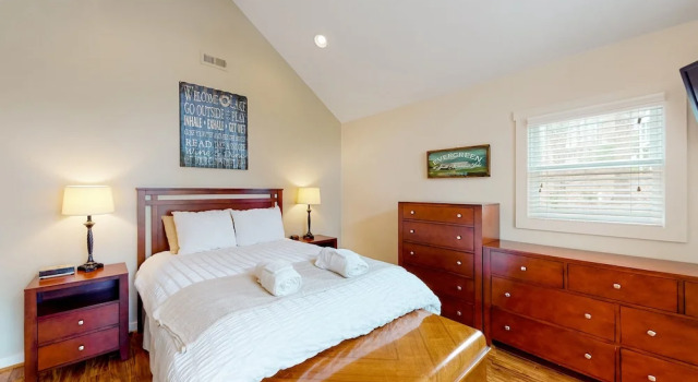 Evergreen - Lakefront Home With Dock, Screened Porch, AC & Kayaks, Prenota Casa vacanze Moneta Virginia