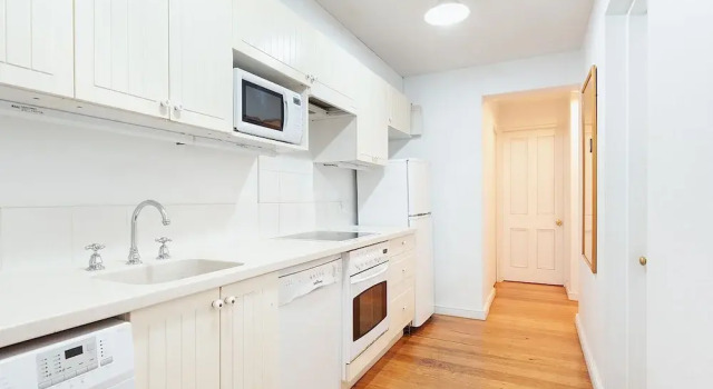 Апартаменты Charming Centrally Located 2 Bedroom Accommodation