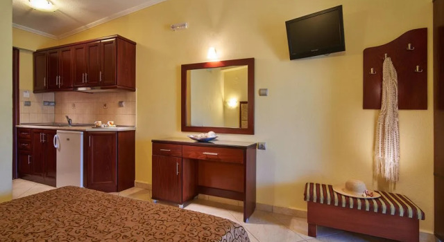 Hotel Agni On The Beach, Забронировать Отель Отели Сарти с парковкой, рядом с Пляж Сиело, Парковка