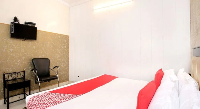 OYO 11906 Hotel Star Welcome