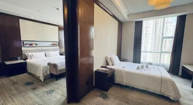 Люкс Crown Century Hotel