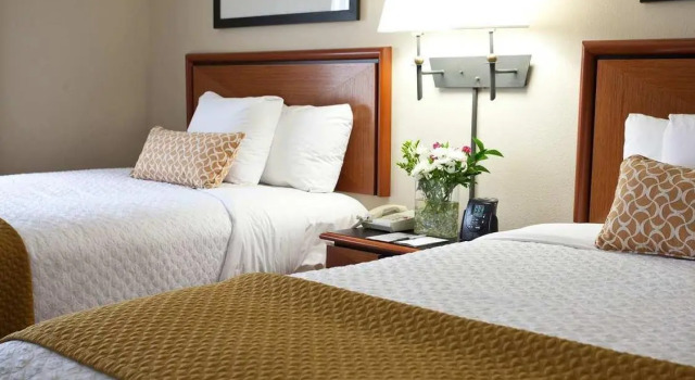 Четырёхместный номер Standard Embassy Suites Louisville East