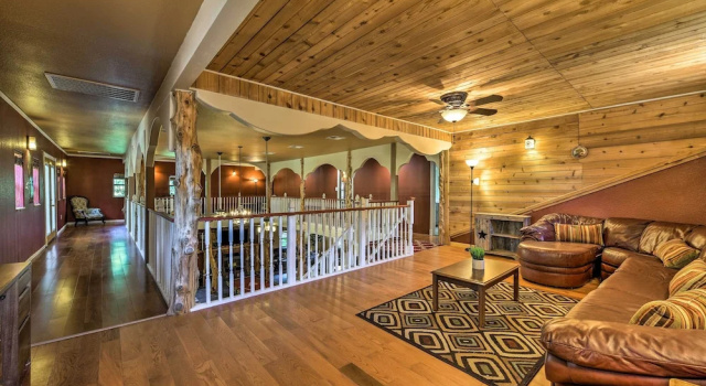 Коттедж с 4 комнатами с балконом Spacious Conroe Home w/ Foosball & Pool Table!