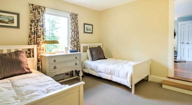 Large Kennebunk Home, Walk to Beach < 2 Mi to Town, Book Feriehus Kennebunk Maine