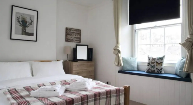 Central 2 Bedroom Flat In Edinburgh, Забронировать Отель Отели Эдинбурга 3 звезды, рядом с Church of St Andrew &amp; St George, 3*