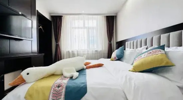Трёхместный семейный люкс с 2 комнатами Century Hotel