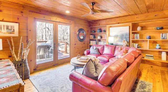Коттедж 3 Mi to Dtwn Ellijay: Tree-lined Cabin w/ Deck!