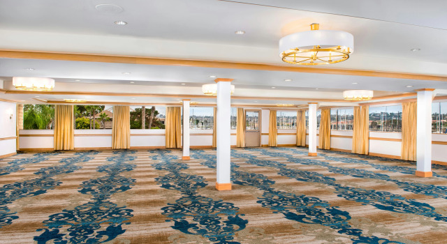 Hilton San Diego Airport/Harbor Island, Забронировать Отель Харбор-Айленд Сан-Диего