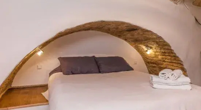Люкс Stay in a real medieval tower (lower floors)