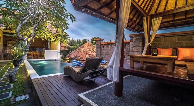 Кровать в общем номере Griya Shanti Villas & Spa