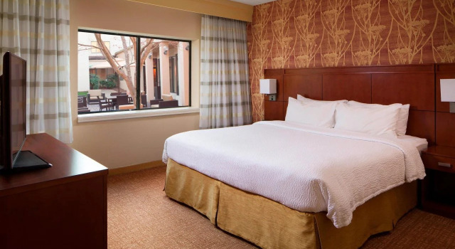 Courtyard Charlotte Arrowood, Забронировать Отель Отели Шарлотте с бассейном, Бассейн