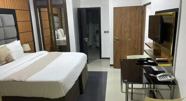 Семейный люкс с балконом и с видом на внутренний двор Brick Rock Hotel And Suites