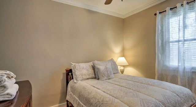 Spacious Mount Pleasant Home: 5 Mi to Beach, Забронировать Дом для отпуска Маунт-Плезант Charleston Area, рядом с East Cooper Medical Center