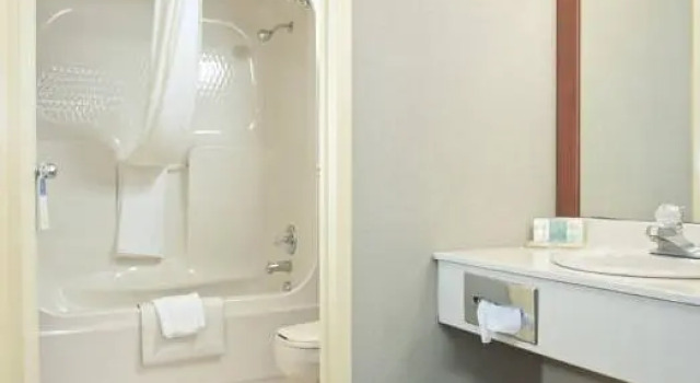 Номер Deluxe Quality Inn & Suites Bay Front