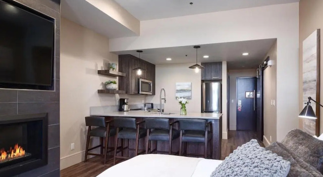 Modern Magic At Park City Base Studio Bedroom Condo by RedAwning, Забронировать Отель Парк-Сити Deer Valley - The Canyons, рядом с Горнолыжный подъемник First Time Lift