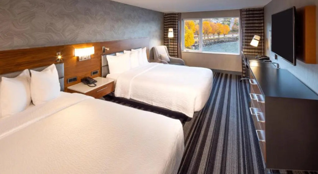 Четырёхместный номер Standard с видом на залив Silver Cloud Hotel Tacoma Waterfront