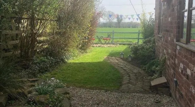 Soldiers Cottage, with HOT TUB, dog friendly, great views, Book Hotel Madley 