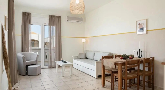Одноместный люкс с видом на бассейн Artemis Apartments