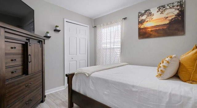 New Rental 3 Bedroom Saltwater Pool Home Sleeps 6 Fenced Backyard 3 Home by Redawning, 예약 호텔 브레던톤 비치 Sarasota Area