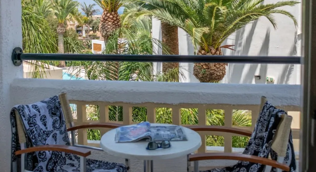Трёхместный номер Superior с балконом и с видом на сад Dedalos Hotel