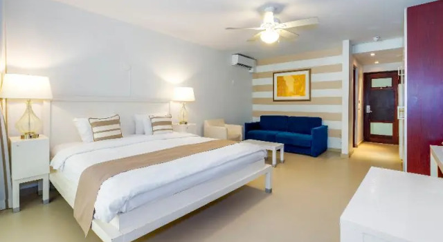 Полулюкс с балконом и с видом на бассейн Zoetry Curacao Resort & Spa
