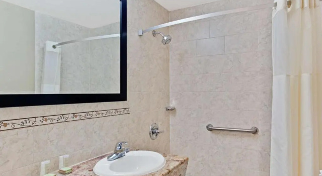 Двухместный номер Deluxe Super 8 by Wyndham Long Island City LGA Hotel