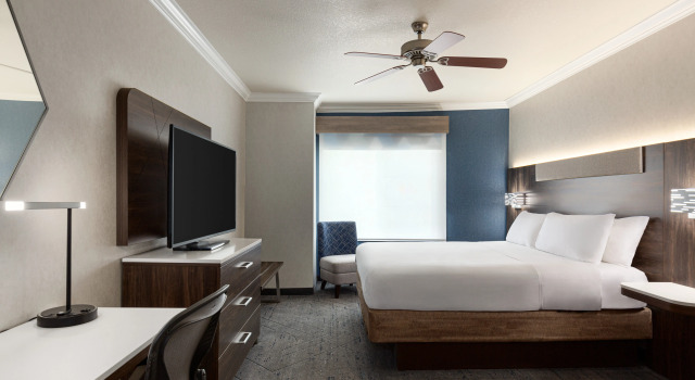 Holiday Inn Express and Suites Bakersfield Central by IHG, Забронировать Отель Бейкерсфилд штат Калифорния