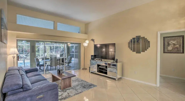 Sun-soaked Cape Coral Getaway w/ Heated Pool, Забронировать Дом для отпуска Виллы Кейп-Корал, Вилла