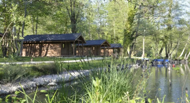 Logis Hôtel les Lodges Du Lac, Rezervasyon Otel Saint-Alban-de-Montbel Savoie